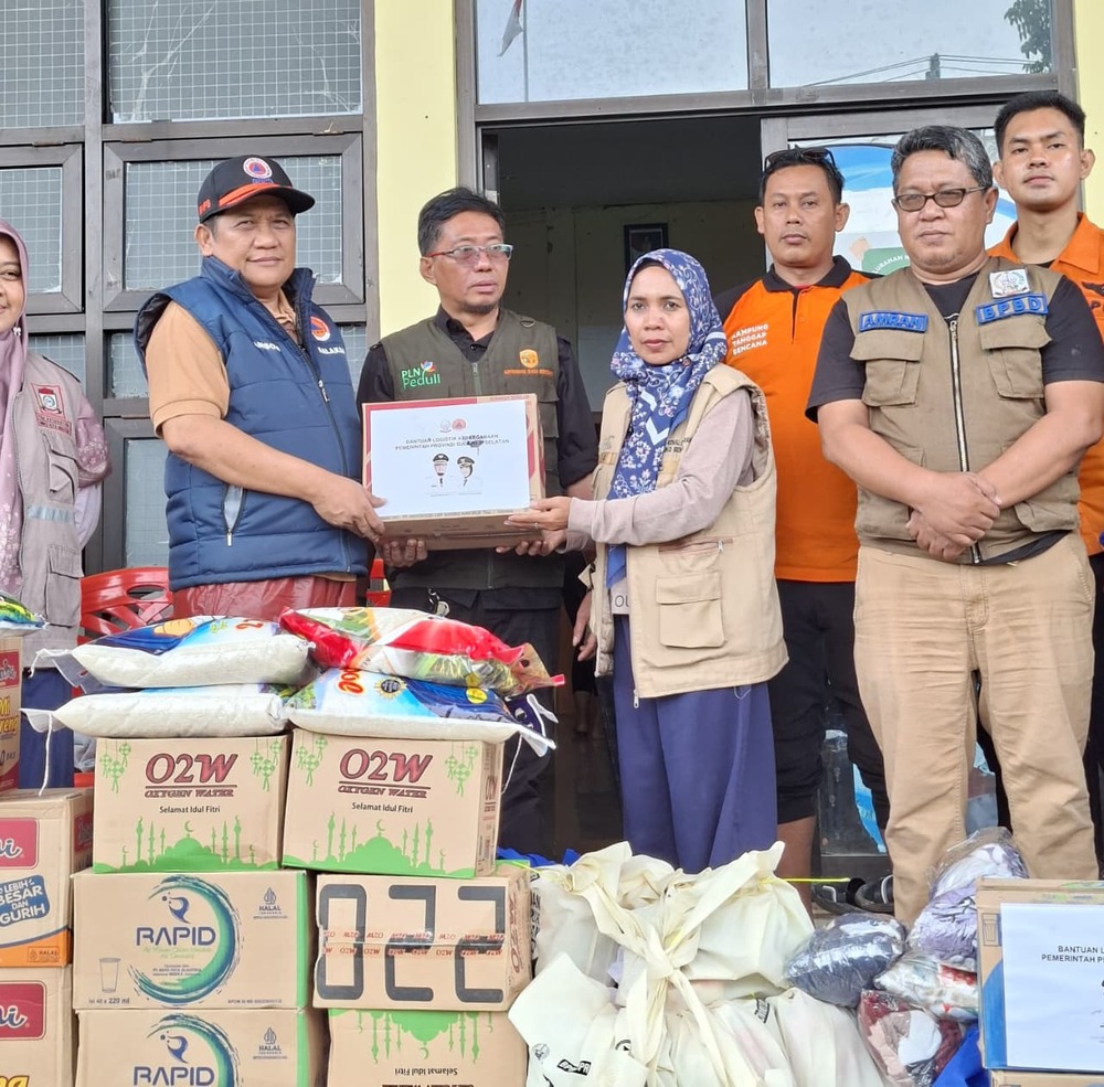 BPBD Sulsel Serahkan Bantuan Logistik Ke Pengungsi Banjir Kelurahan Katimbang Makassar