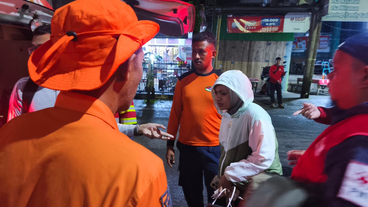 BPBD Makassar Bergerak Cepat Selamatkan 13 Warga Terjebak Banjir Bandang di Sungai Jeneberang
