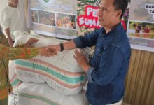 Gubernur Sulsel Terima Bantuan Yagatra Alumni FH Unhas 83 untuk Korban Bencana Aceh Tamiang