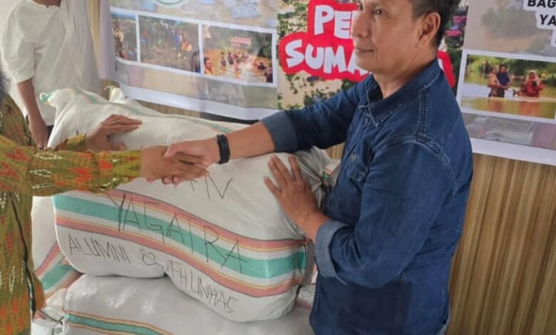 Gubernur Sulsel Terima Bantuan Yagatra Alumni FH Unhas 83 untuk Korban Bencana Aceh Tamiang