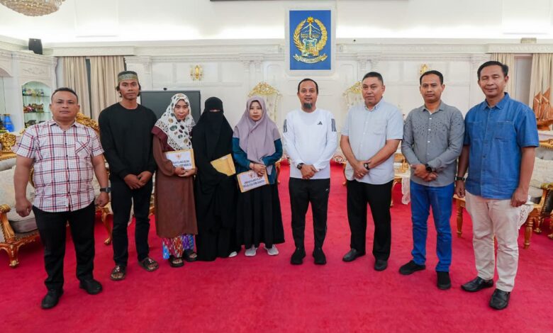 Gubernur Sulsel Serahkan Bantuan kepada Keluarga Korban Kapal Tenggelam di Pangkep