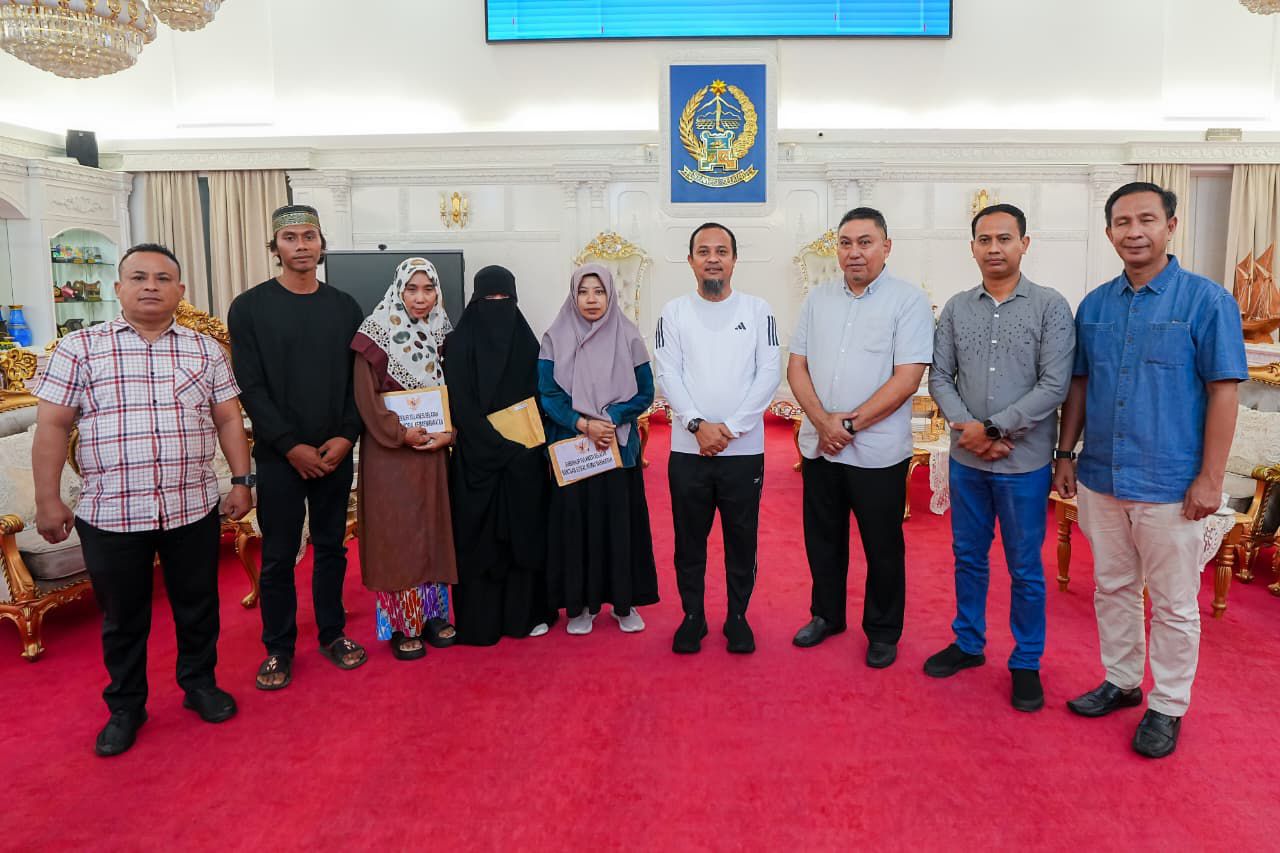 Gubernur Sulsel Serahkan Bantuan kepada Keluarga Korban Kapal Tenggelam di Pangkep