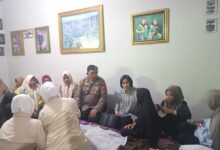 Kapolsek Manggala dan Bhayangkari Melayat ke Rumah Duka Keluarga Anggota