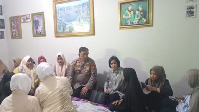 Kapolsek Manggala dan Bhayangkari Melayat ke Rumah Duka Keluarga Anggota
