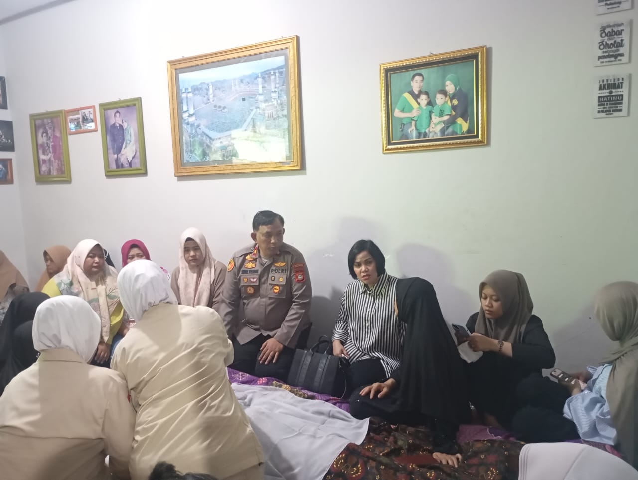 Kapolsek Manggala dan Bhayangkari Melayat ke Rumah Duka Keluarga Anggota