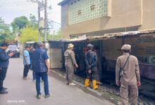 Pemkot Makassar Tertibkan Lapak Liar di Jalan Saripa Raya, Kemacetan Akhirnya Terurai