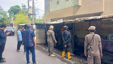 Pemkot Makassar Tertibkan Lapak Liar di Jalan Saripa Raya, Kemacetan Akhirnya Terurai