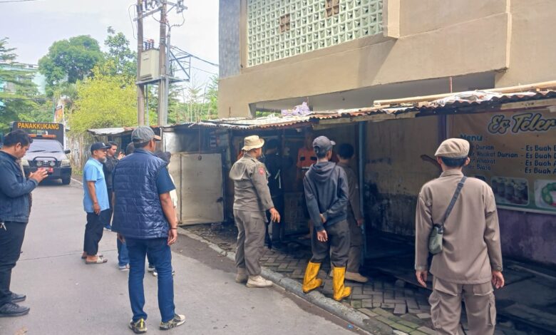 Pemkot Makassar Tertibkan Lapak Liar di Jalan Saripa Raya, Kemacetan Akhirnya Terurai