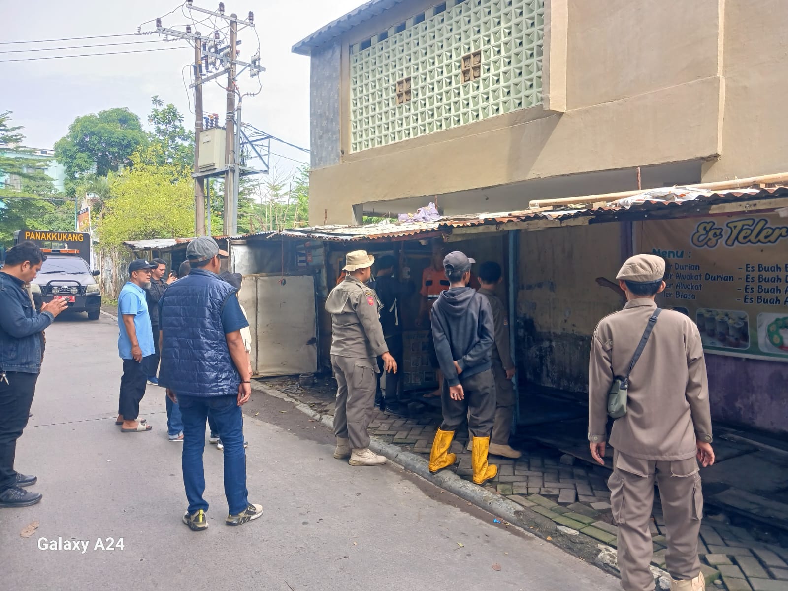 Pemkot Makassar Tertibkan Lapak Liar di Jalan Saripa Raya, Kemacetan Akhirnya Terurai