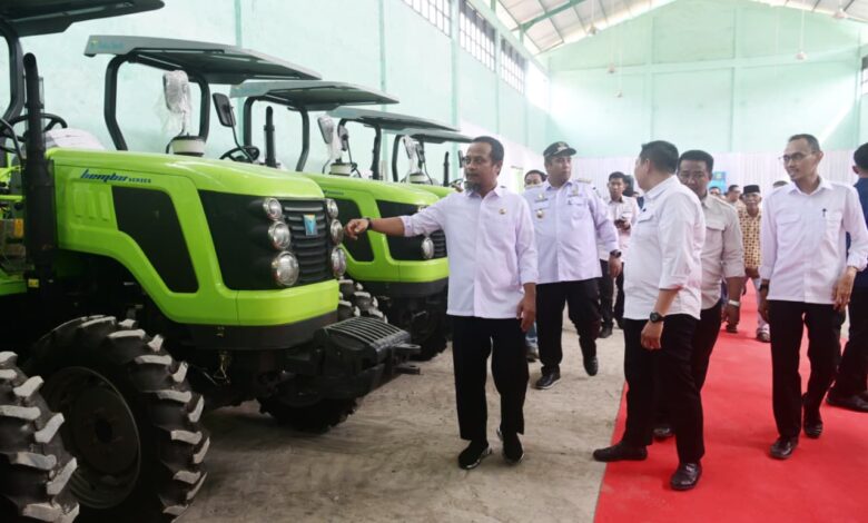 812 Kelompok Tani Sulsel Terima Alsintan, Gubernur Sulsel: untuk Wujudkan Swasembada Pangan