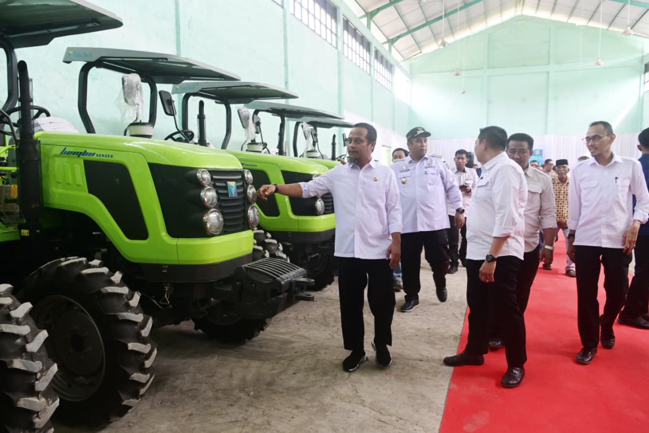 812 Kelompok Tani Sulsel Terima Alsintan, Gubernur Sulsel: untuk Wujudkan Swasembada Pangan