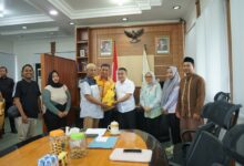 Hadianto Rasyid Serahkan Bantuan ke Lurah Ujuna Kota Palu yang Tertimpa Musibah Kebakaran