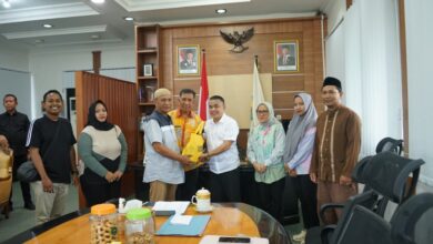 Hadianto Rasyid Serahkan Bantuan ke Lurah Ujuna Kota Palu yang Tertimpa Musibah Kebakaran