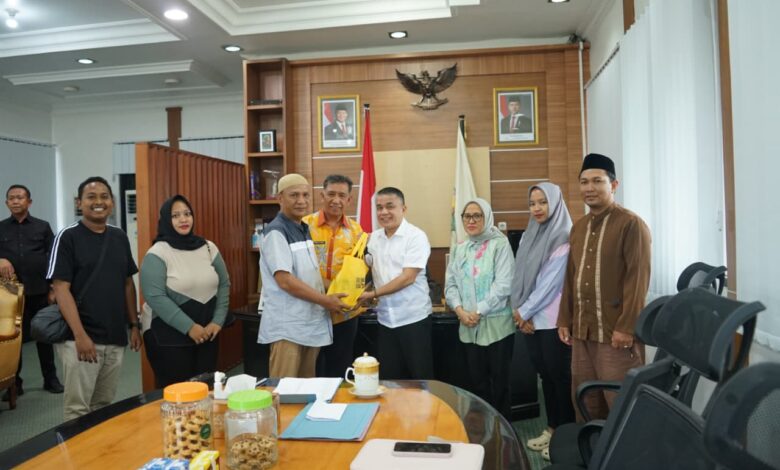 Hadianto Rasyid Serahkan Bantuan ke Lurah Ujuna Kota Palu yang Tertimpa Musibah Kebakaran