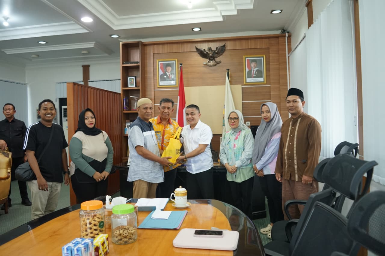 Hadianto Rasyid Serahkan Bantuan ke Lurah Ujuna Kota Palu yang Tertimpa Musibah Kebakaran