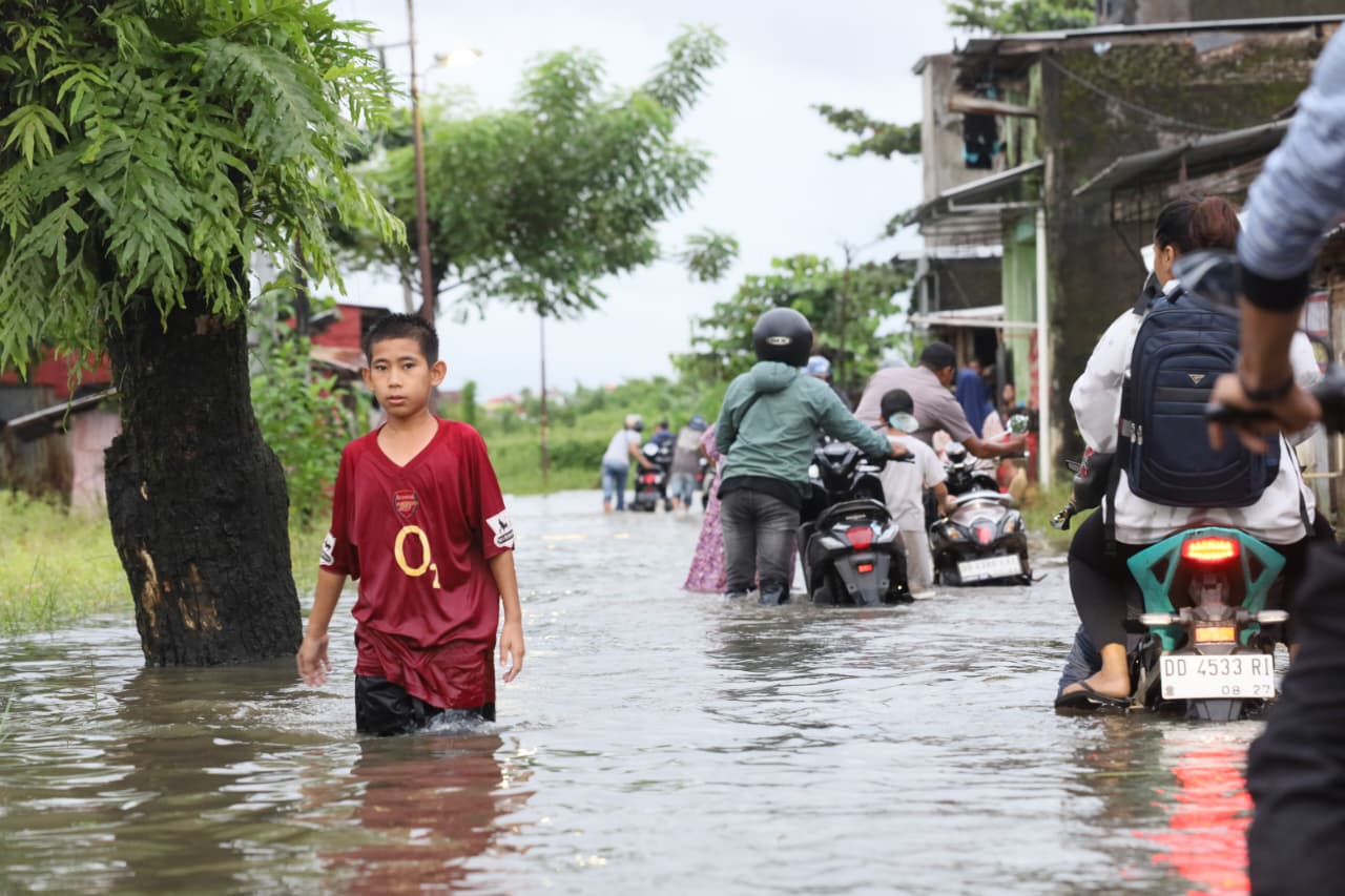 Akibat Banjir, Puluhan Warga Biringkanaya Makassar Mengungsi