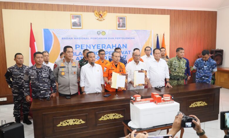 Dankodaeral VI Saksikan Penyerahan  Black Box Pesawat ATR 42-500 kepada  Ketua KNKT