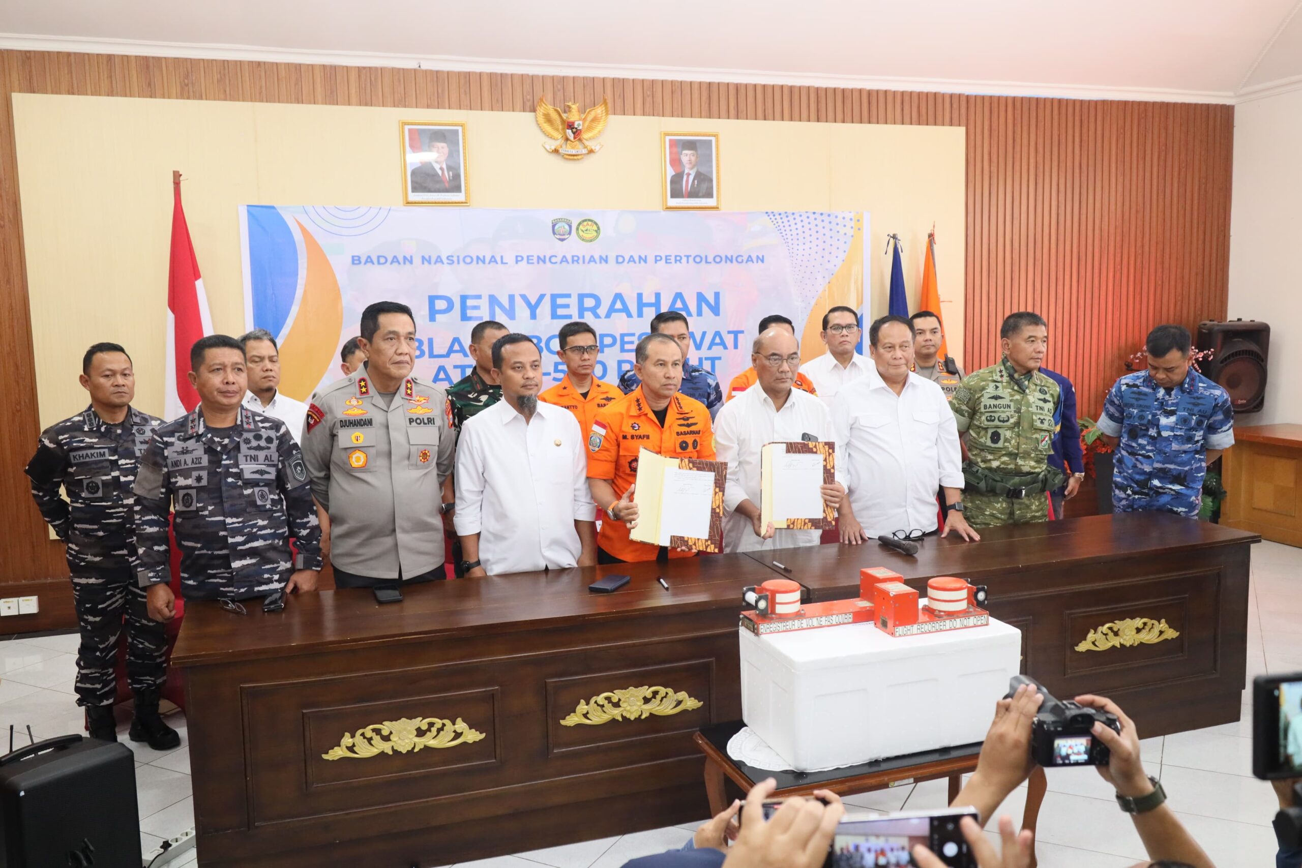 Dankodaeral VI Saksikan Penyerahan Black Box Pesawat ATR 42-500 kepada Ketua KNKT