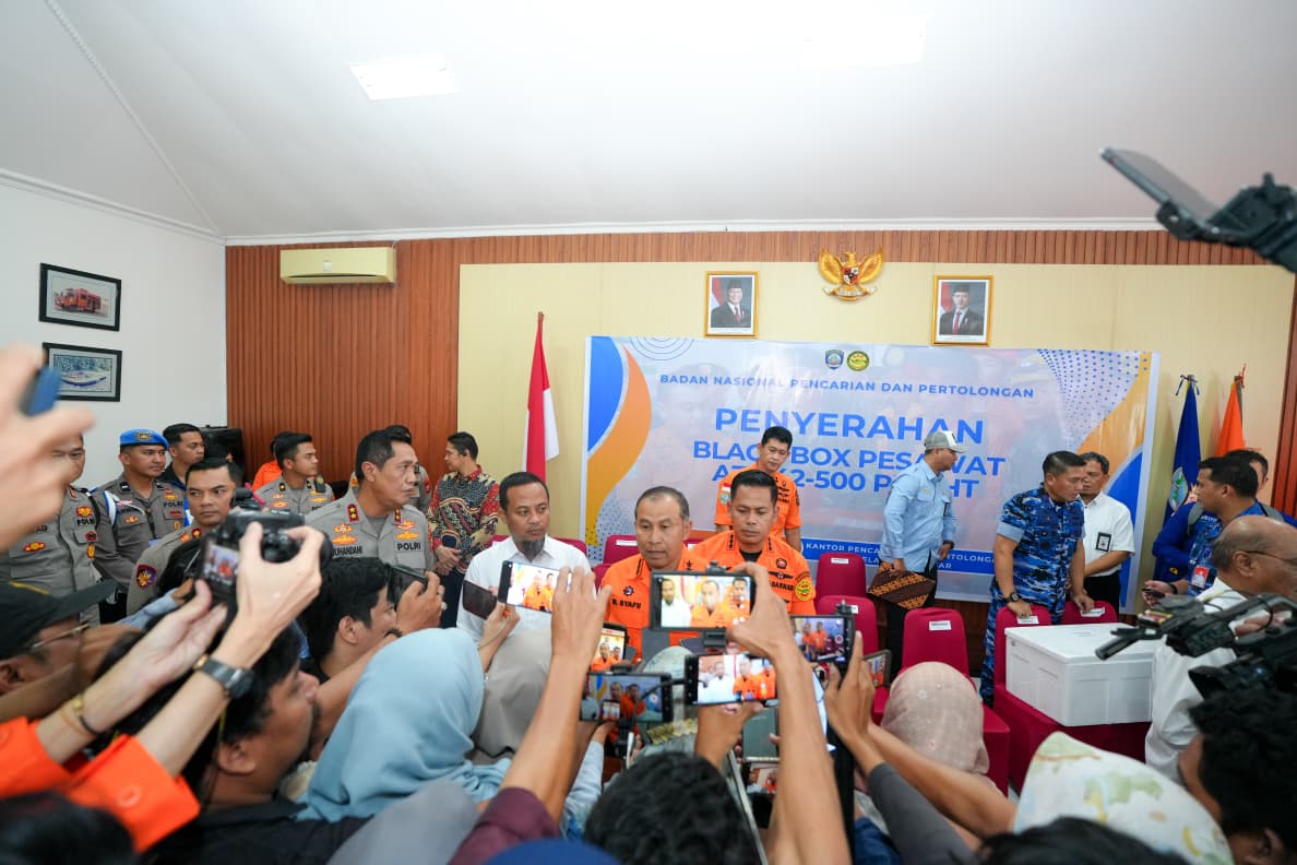 Saksikan Penyerahan Black Box ATR 42-500 PK-THT, Gubernur Sulsel Apresiasi Kerja Tim