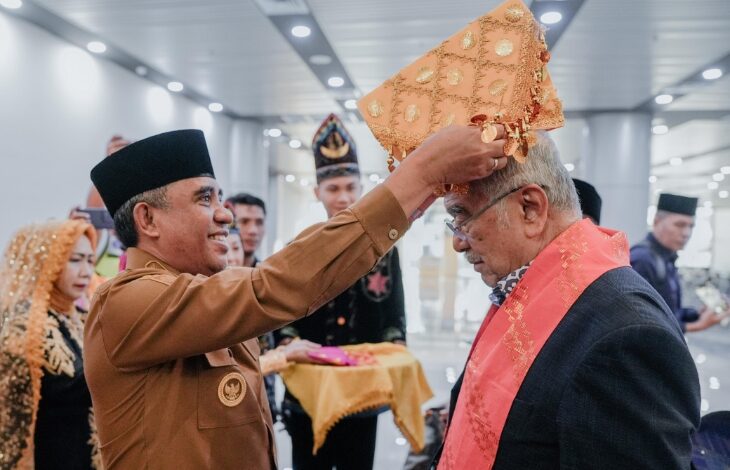 Gubernur Anwar Hafid Sambut Kedatangan Presiden DMDI di Bandara SIS Aljufri Palu