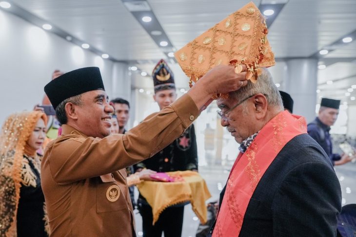 Gubernur Anwar Hafid Sambut Kedatangan Presiden DMDI di Bandara SIS Aljufri Palu