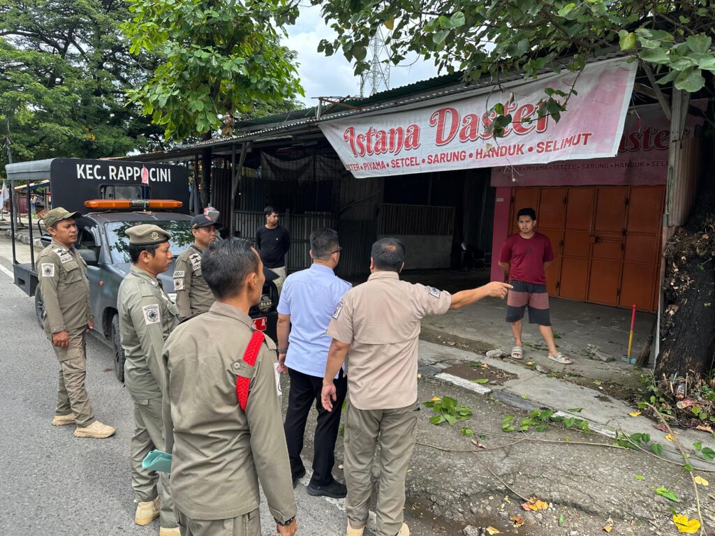 Setelah 20 tahun, Pemerintah Kota (Pemkot) Makassar akhirnya bongkar lapak Pedagang Kaki Lima (PKL) di Jalan Sultan Alauddin dan siapkan solusi yang representatif.