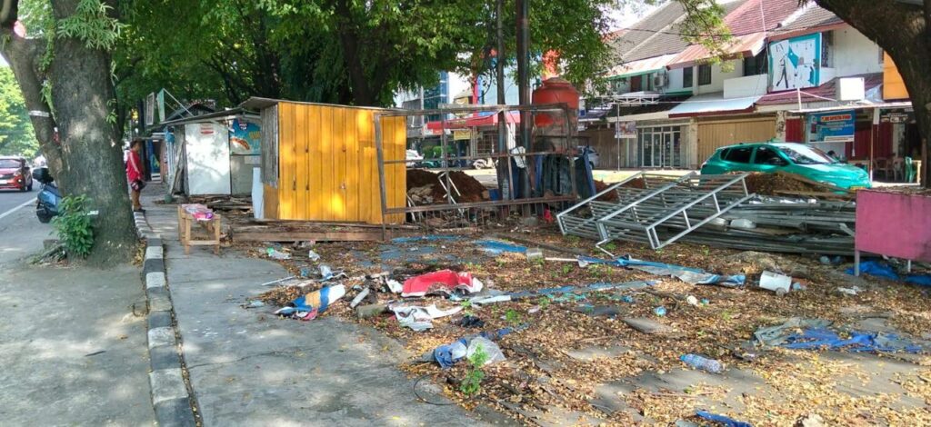 Setelah 20 tahun, Pemerintah Kota (Pemkot) Makassar akhirnya bongkar lapak Pedagang Kaki Lima (PKL) di Jalan Sultan Alauddin dan siapkan solusi yang representatif.