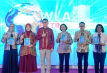 Aliyah Mustika Ilham Terima Penghargaan pada WLA Extravaganza BPOM RI