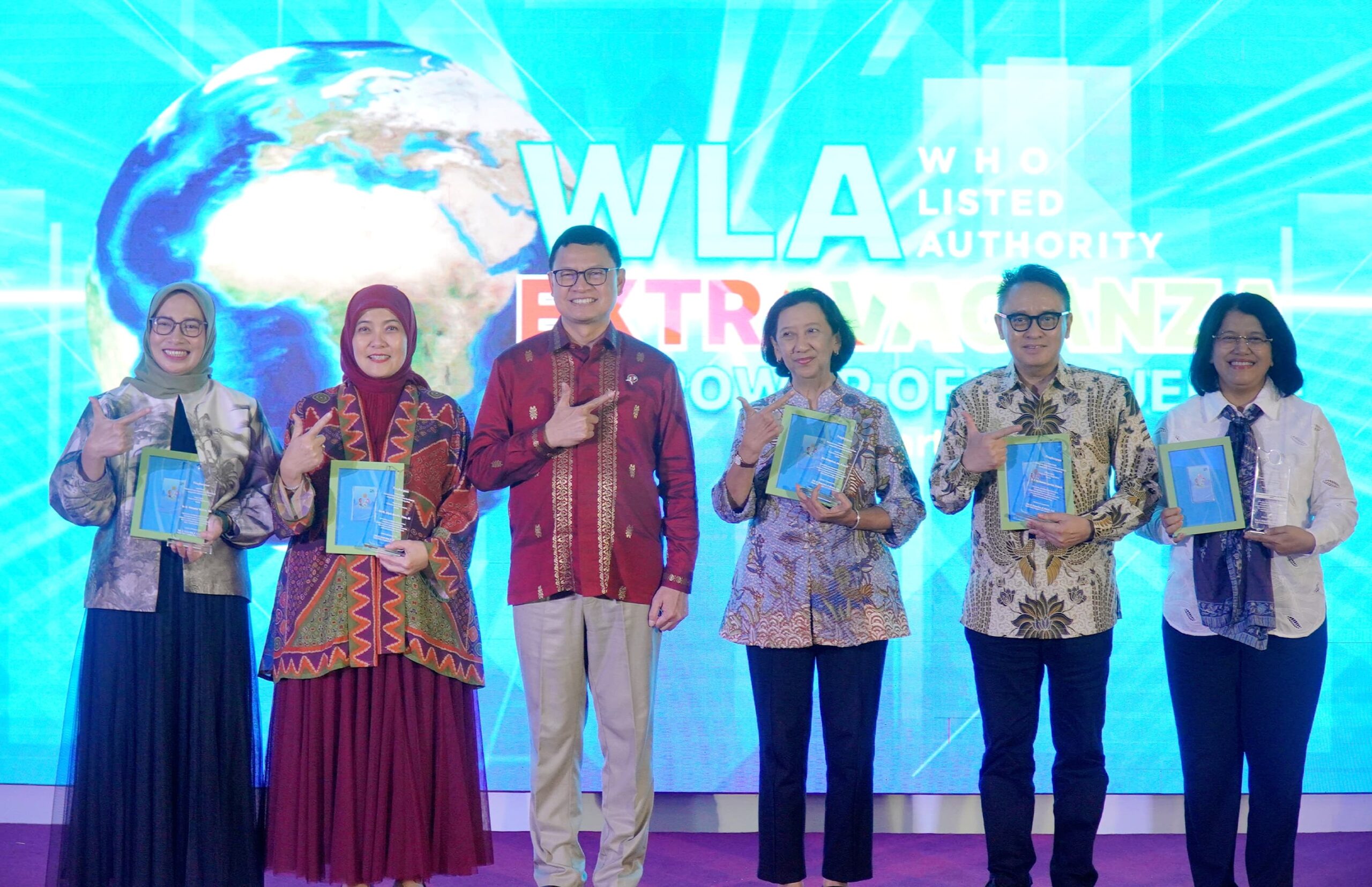 Aliyah Mustika Ilham Terima Penghargaan pada WLA Extravaganza BPOM RI