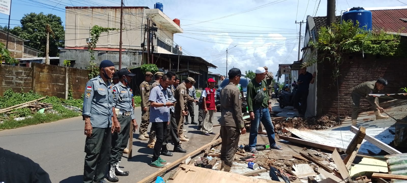 Pemkot Makassar Tertibkan Lapak Liar di Depan Asrama Haji, Atasi Kemacetan Musiman