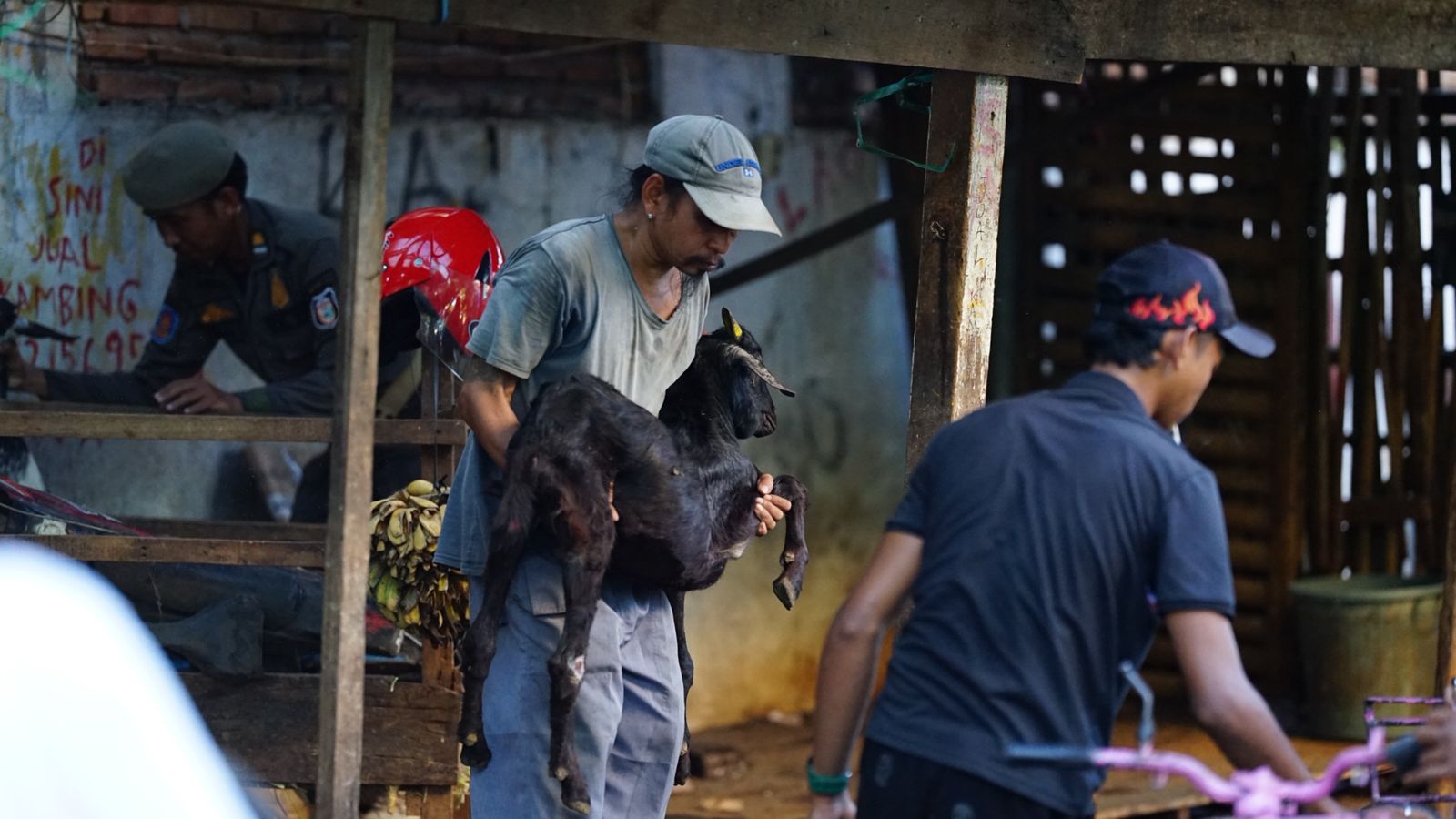 Berdiri 48 Tahun, Lapak PKL Jualan di Jalan Lamuru Akhirnya Dibongkar