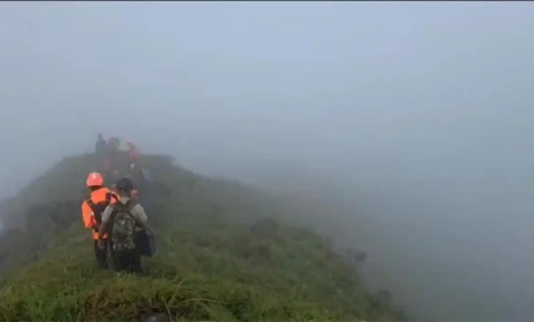 Basarnas Temukan Potongan Badan Pesawat ATR 42-500 di Gunung Bulusaraung