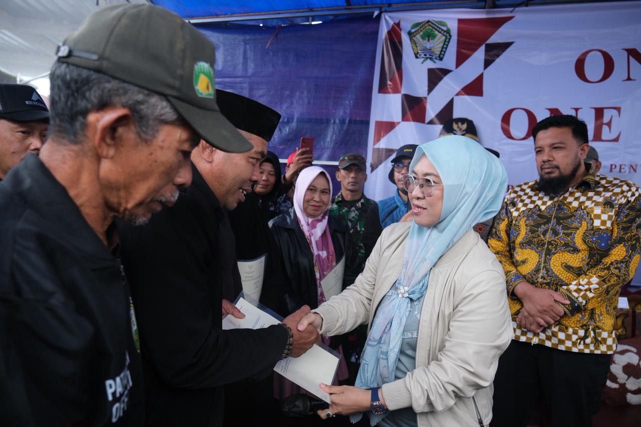 Perkuat Kepastian Hukum, Pemkab Gowa Bagikan 3.608 Sertifikat PTSL di Tinggimoncong