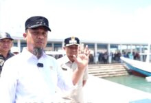 Gubernur Sulsel Menyerahkan Dua Unit Kapal 15 GT kepada Nelayan di PPI Lonrae Bone