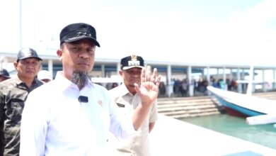 Gubernur Sulsel Menyerahkan Dua Unit Kapal 15 GT kepada Nelayan di PPI Lonrae Bone
