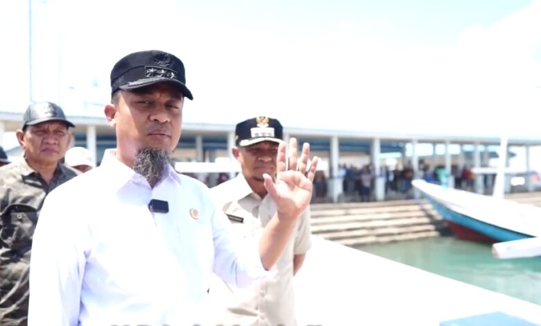 Gubernur Sulsel Menyerahkan Dua Unit Kapal 15 GT kepada Nelayan di PPI Lonrae Bone