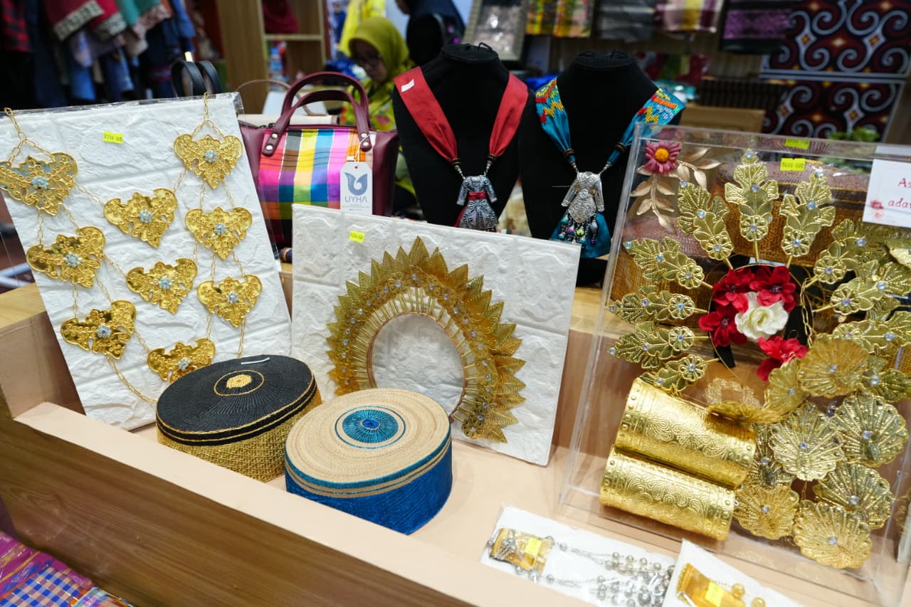 Dekranasda Sulsel Kurasi Sejumlah Produk Kerajinan untuk Pameran INACRAFT 2026