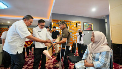 Sekda Sulsel Serahkan Bantuan Alat Bantu bagi Penyandang Disabilitas dari Empat Daerah