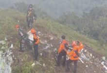 Selain Potongan Badan Pesawat, Tim Pencari Pesawat ATR 42-500 Temukan Satu Jenazah Penumpang 