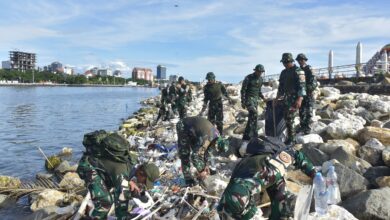 Aksi Kodaeral VI Bersama Ratusan Prajurit Satgas Pamtas RI–PNG Bersihkan Pesisir Pantai di Gerbang Timur Indonesia