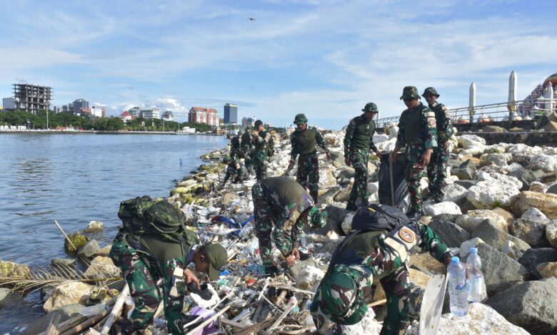 Aksi Kodaeral VI Bersama Ratusan Prajurit Satgas Pamtas RI–PNG Bersihkan Pesisir Pantai di Gerbang Timur Indonesia