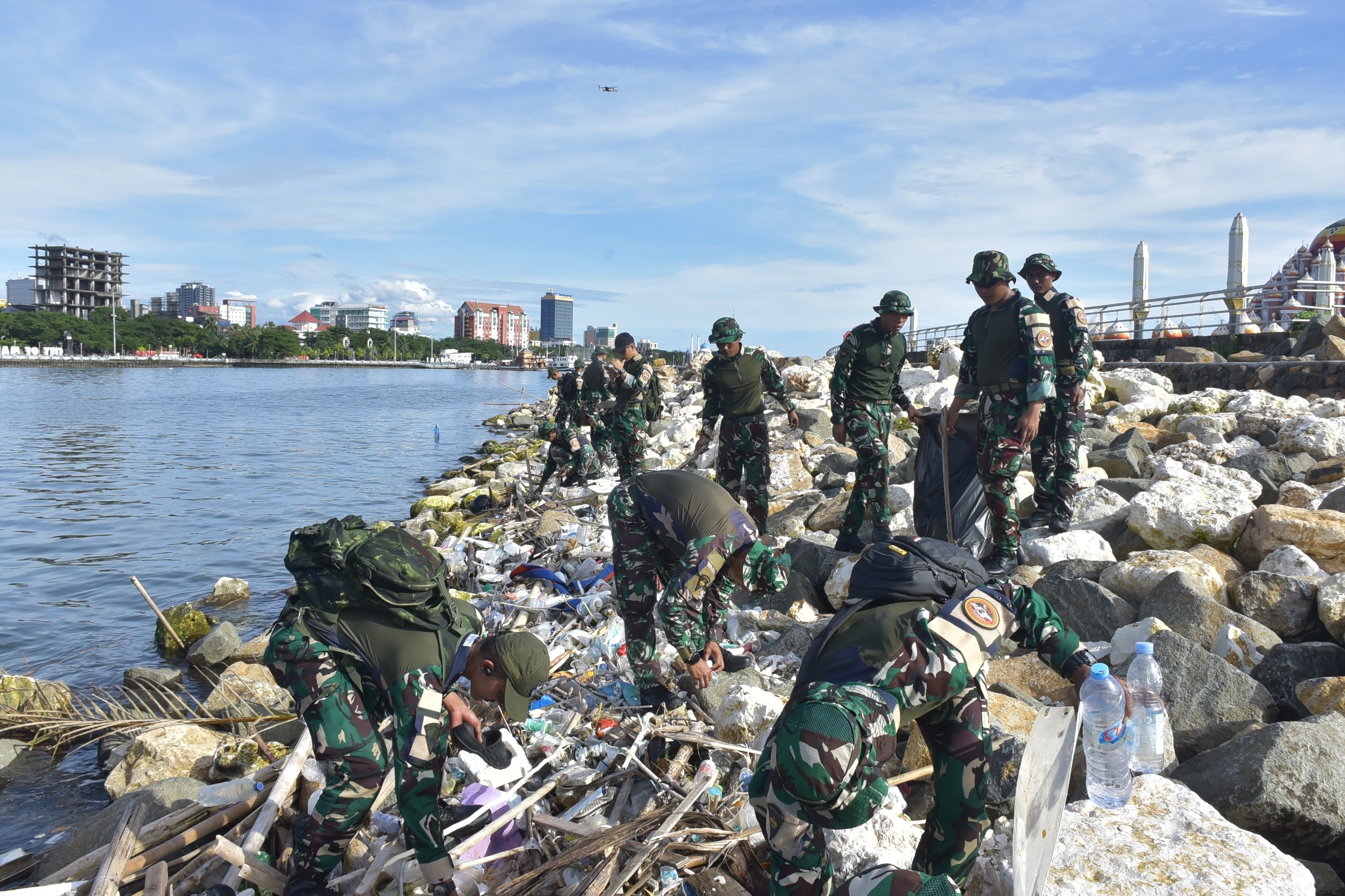 Aksi Kodaeral VI Bersama Ratusan Prajurit Satgas Pamtas RI–PNG Bersihkan Pesisir Pantai di Gerbang Timur Indonesia