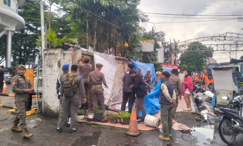 Pemkot Makassar Tertibkan PKL di Jalan Maipa dan Datu Museng, Trotoar Kembali untuk Pejalan Kaki