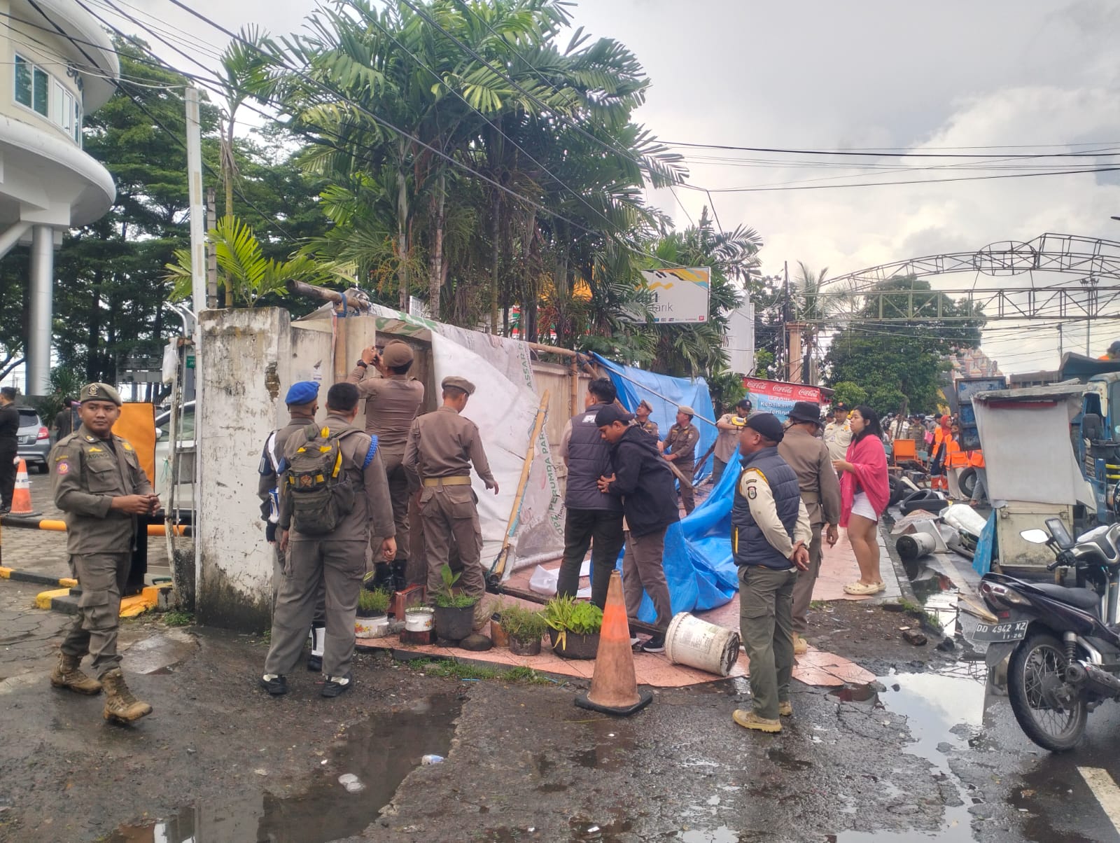 Pemkot Makassar Tertibkan PKL di Jalan Maipa dan Datu Museng, Trotoar Kembali untuk Pejalan Kaki