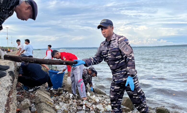Program Indonesia ASRI Kodaeral VI Bersama Rakyat Bersihkan Pantai TPI Bonehalang Kepulauan Selayar