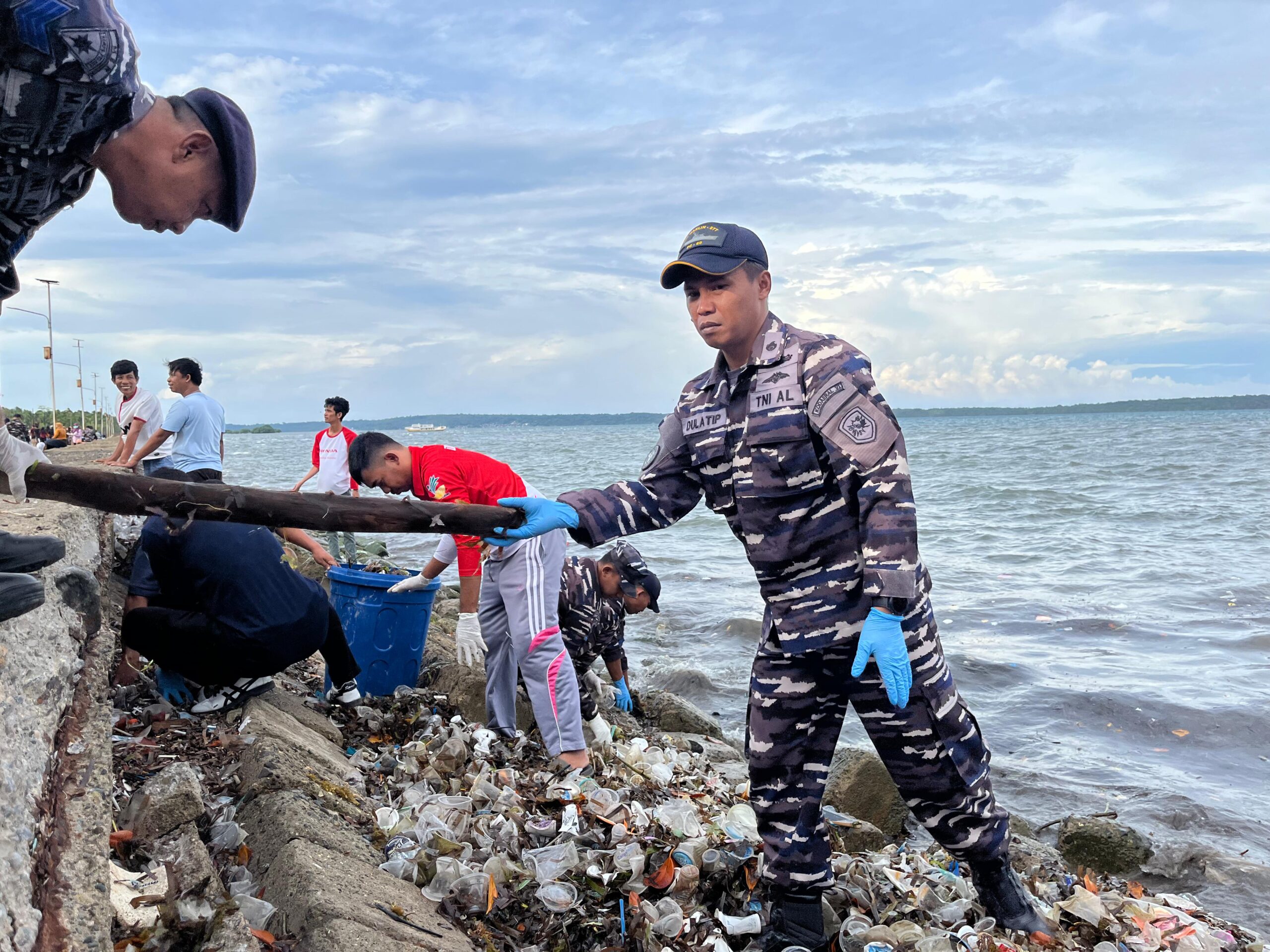 Program Indonesia ASRI Kodaeral VI Bersama Rakyat Bersihkan Pantai TPI Bonehalang Kepulauan Selayar