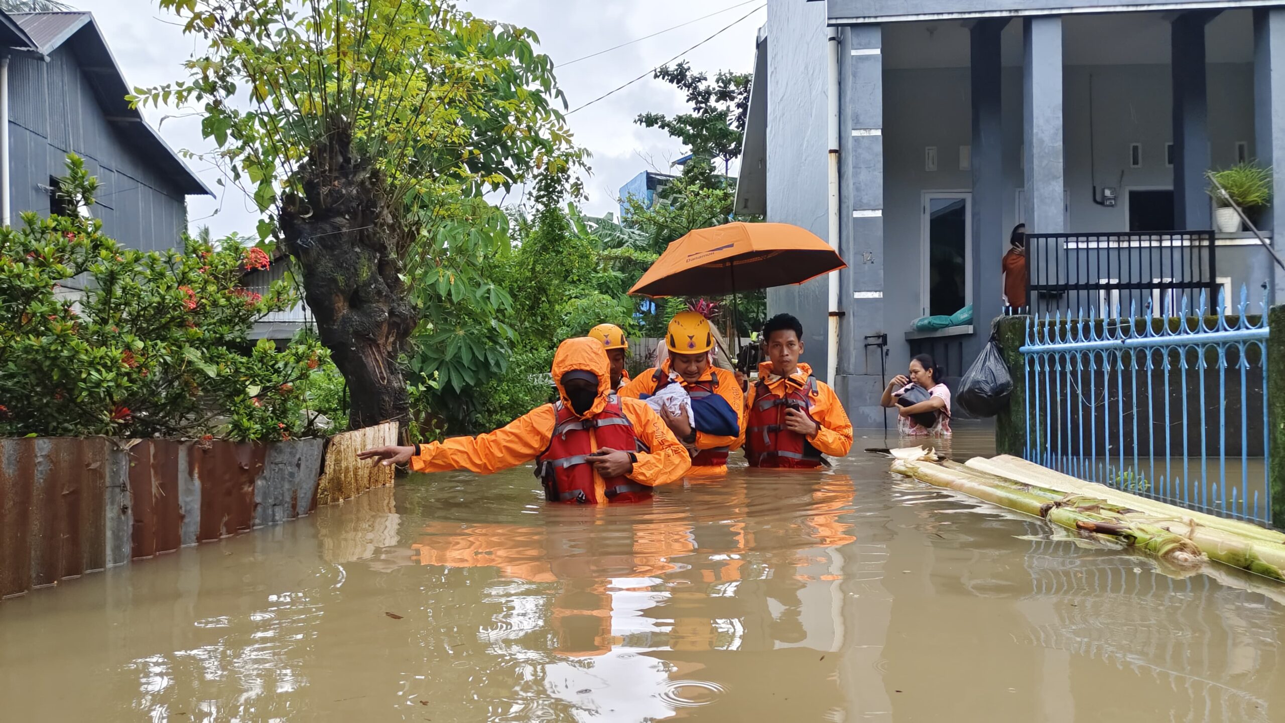 Instruksi Wali Kota Bergerak Cepat, BPBD Makassar All Out Tangani Banjir dan Evakuasi Warga