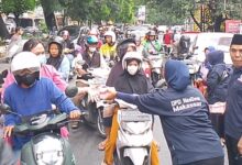 Semangat Ramadan, Partai NasDem Makassar Aksi Berbagi Takjil di Jalan