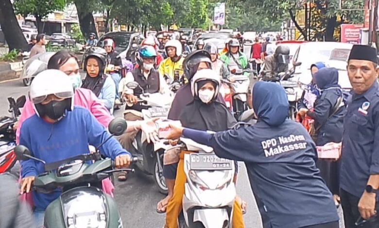 Semangat Ramadan, Partai NasDem Makassar Aksi Berbagi Takjil di Jalan
