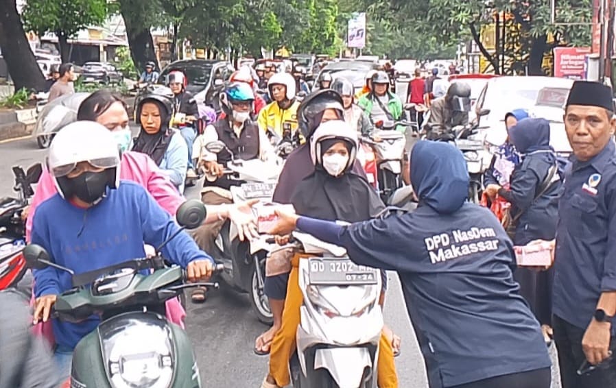Semangat Ramadan, Partai NasDem Makassar Aksi Berbagi Takjil di Jalan